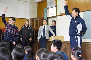 栗山監督と一緒に遊ぶ＊日ハム栗山監督小学校訪問