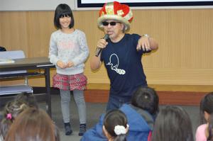 絵本の楽しさ 読んで歌って＊絵本作家サトシンさんが講演会