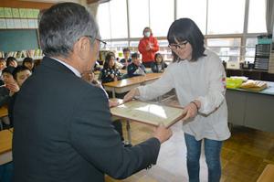 社会を明るくする作文コンテスト受賞＊栗小6年伍石心愛さん
