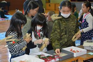 稲わらに願いを込めて＊角田小学校 しめ縄づくり