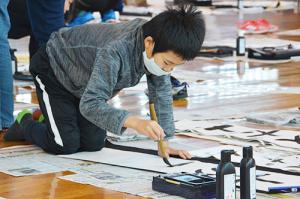 美しい書を目標に＊継立小学校で全校書き初め大会