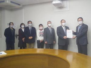 栗山町自治基本条例検討委員会より検証報告を受ける