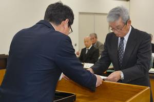 新任委員へ激励 退任者へ感謝＊栗山町民生委員児童委員委嘱状伝達式