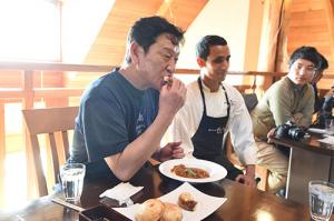 栗山監督がレストランアースを訪問＊第8回うまいもんグランプリ受賞店訪問