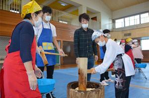 もちつきで地域の人々と交流＊栗山小学校「くりっ子もちつき」