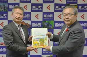 絵本を通じてトラックに親しみを＊札幌トラック協会が絵本を寄贈
