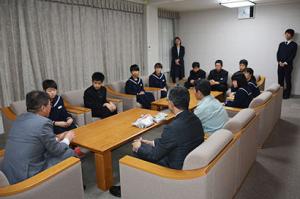 被災地角田市に届けて＊栗中生徒会が役場に募金を授与
