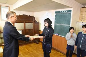 栗山小学校6年生3人が入選＊税に関する絵はがきコンクール表彰式