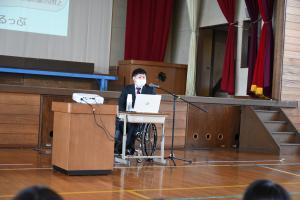 栗小児童が障がい者スポーツを体験＊栗山小学校土曜授業「くりっ子福祉教室」