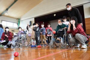 栗小児童が障がい者スポーツを体験＊栗山小学校土曜授業「くりっ子福祉教室」