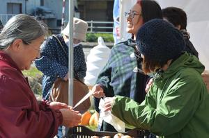 新鮮な野菜を求めて＊値ごろ市大収穫祭