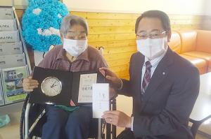 田中トワさんへ百歳記念品贈呈