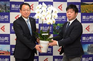 庁舎を華やかに＊たかはしダリアが洋ランを寄贈