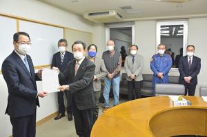 整備方針案を町長に提出＊栗山町病院整備方針策定委員会