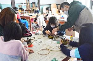手作りの花炭を飾り付け＊栗山キッズクラブ