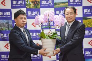 華やかな庁舎のために＊たかはしダリアが洋ランを寄贈