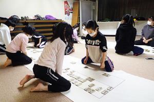かるた同好会に練習用シートを寄贈＊栗山工業団地企業協議会
