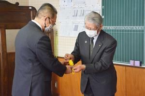 町内小学校に防犯ブザーなどを寄贈＊町の防犯・交通安全団体