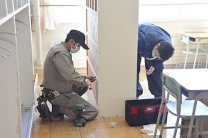 プロの技で学校を修繕＊技能協会が奉仕活動