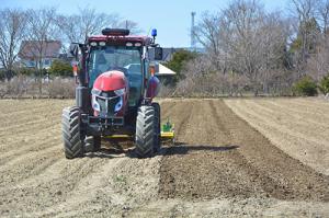 トラクターが無人運転で耕地＊ICT活用のたまねぎ定植作業