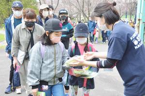 来場者で大にぎわい＊栗山公園でオープン記念イベント