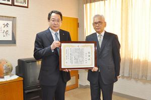 元教育委員・湯地定暁氏への感謝状贈呈