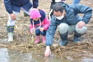 サケの稚魚放流会に参加