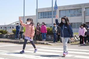 信号が青でも油断しないで＊継立・角田小学校で交通安全青空教室