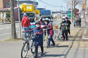 信号が青でも油断しないで＊継立・角田小学校で交通安全青空教室
