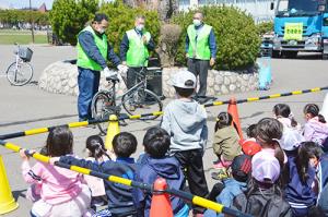 トラックの死角を運転席から確認＊栗山小学校で交通安全青空教室