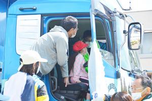 トラックの死角を運転席から確認＊栗山小学校で交通安全青空教室