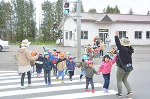 横断歩道の渡り方を学ぶ＊継立まつば保育園で交通安全青空教室