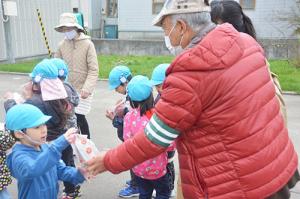 横断歩道の渡り方を学ぶ＊継立まつば保育園で交通安全青空教室