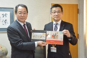 地域の見守り事業も紹介＊郵便創業150年記念切手を寄贈