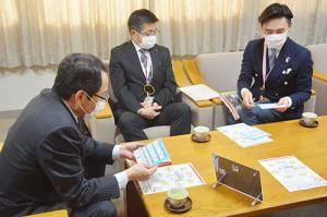 地域の見守り事業も紹介＊郵便創業150年記念切手を寄贈