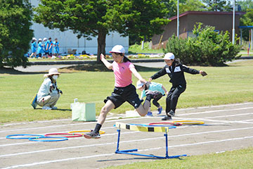 運も味方にゴール目指す＊角田小学校運動会
