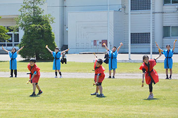 運も味方にゴール目指す＊角田小学校運動会