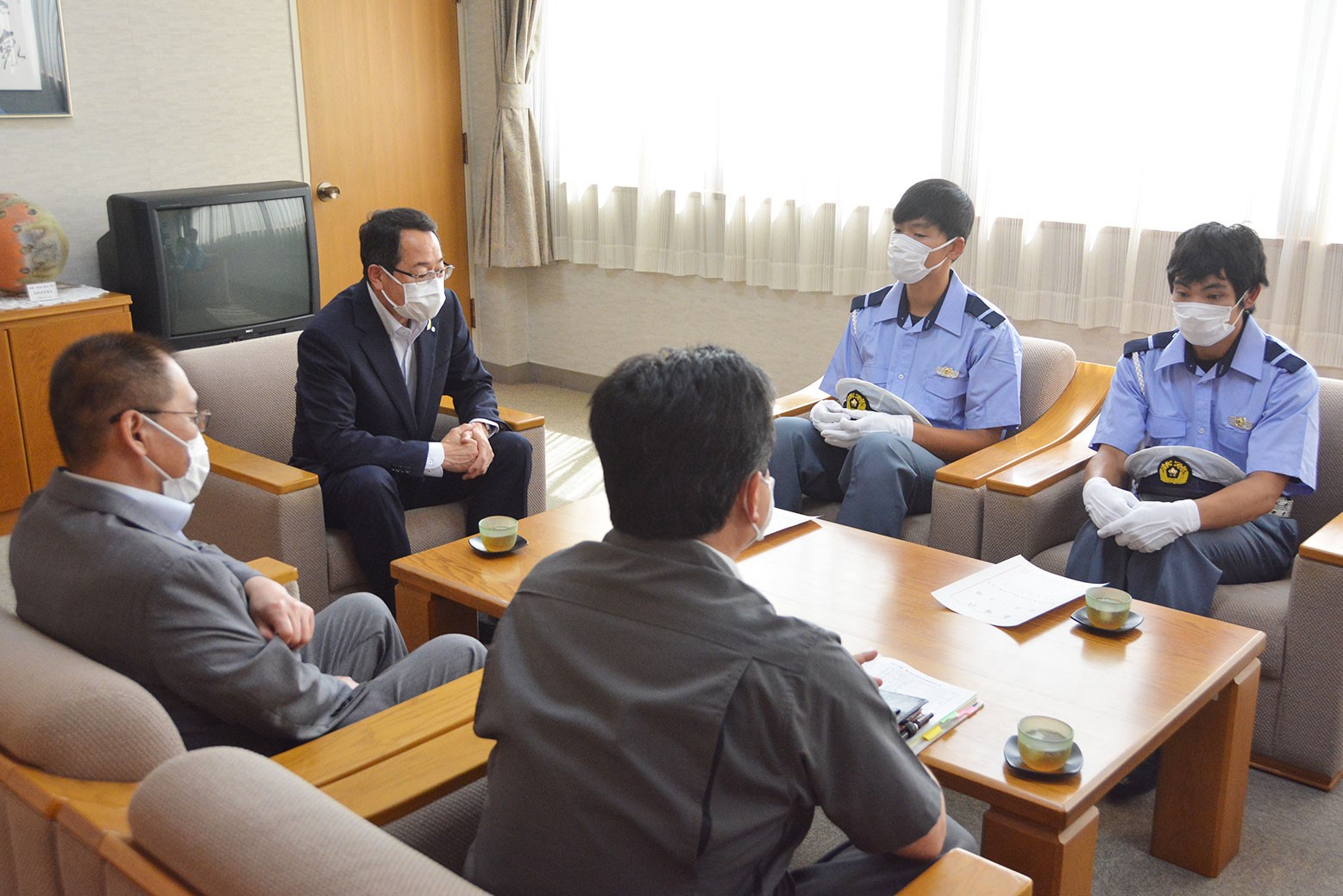 栗山町交通安全指導員を委嘱＊川畑亮太さんと白井一斗さん