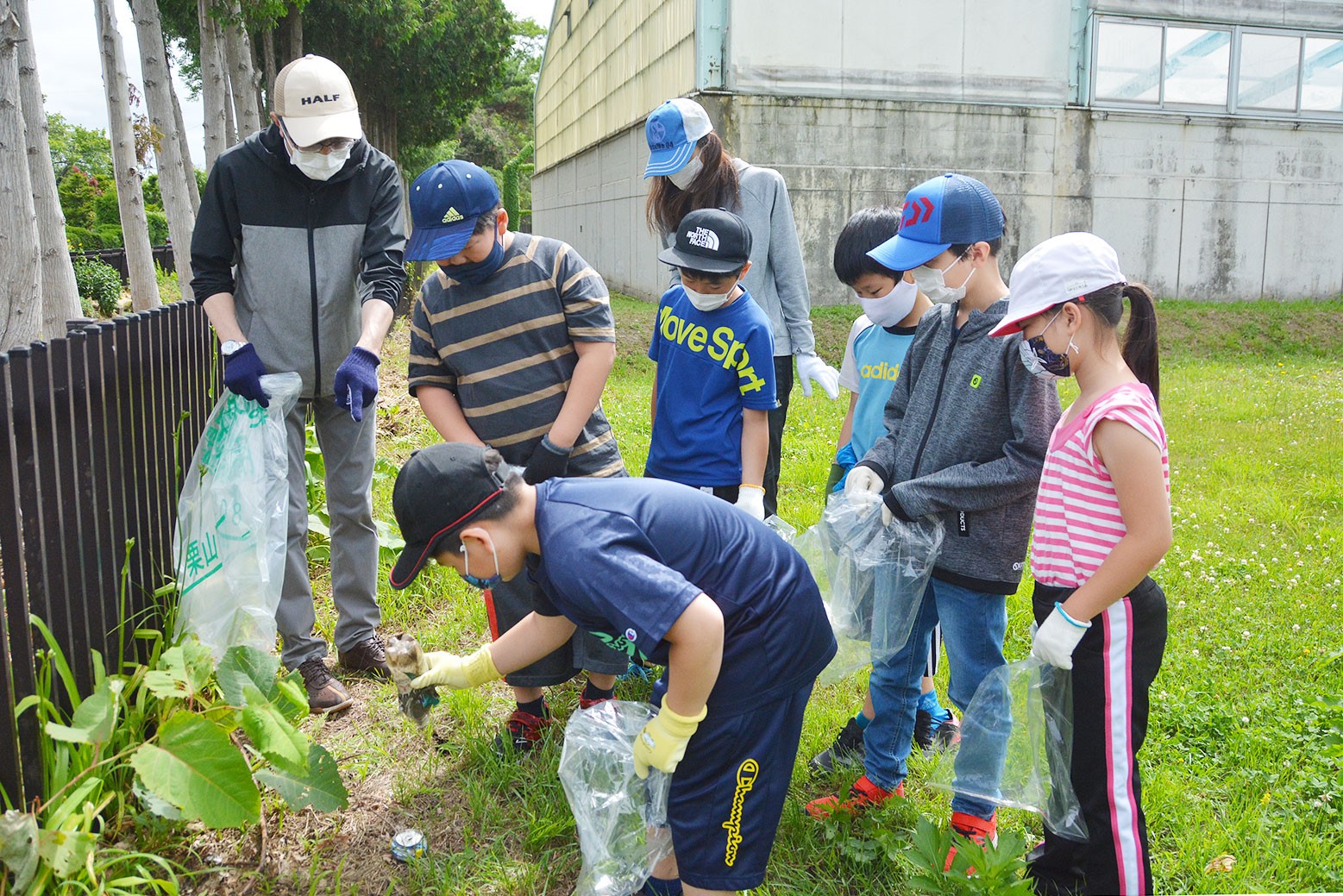 協力しながらごみ拾いを＊角田小学校クリーン作戦