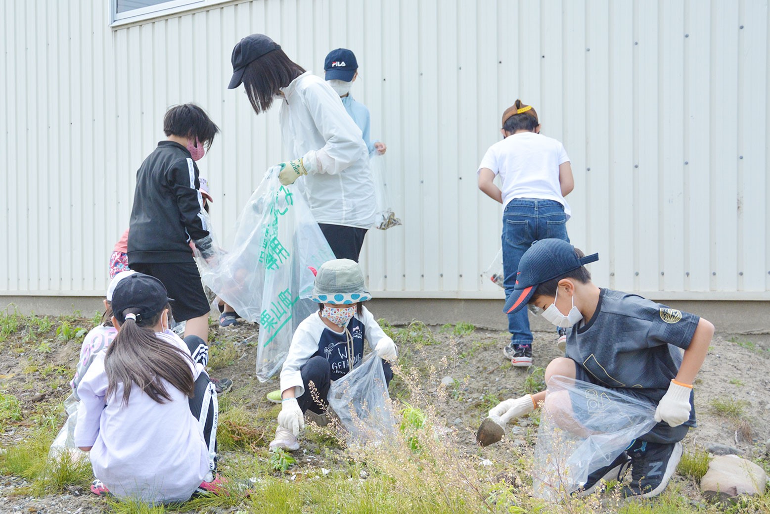 協力しながらごみ拾いを＊角田小学校クリーン作戦