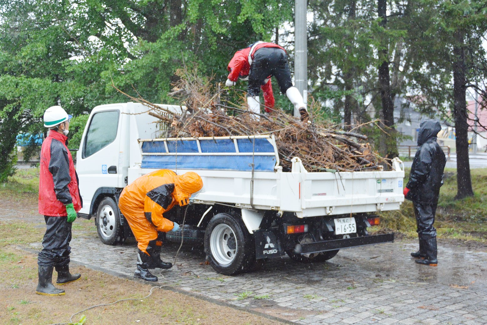 校舎周辺をきれいに整備＊日成建設が社会貢献活動