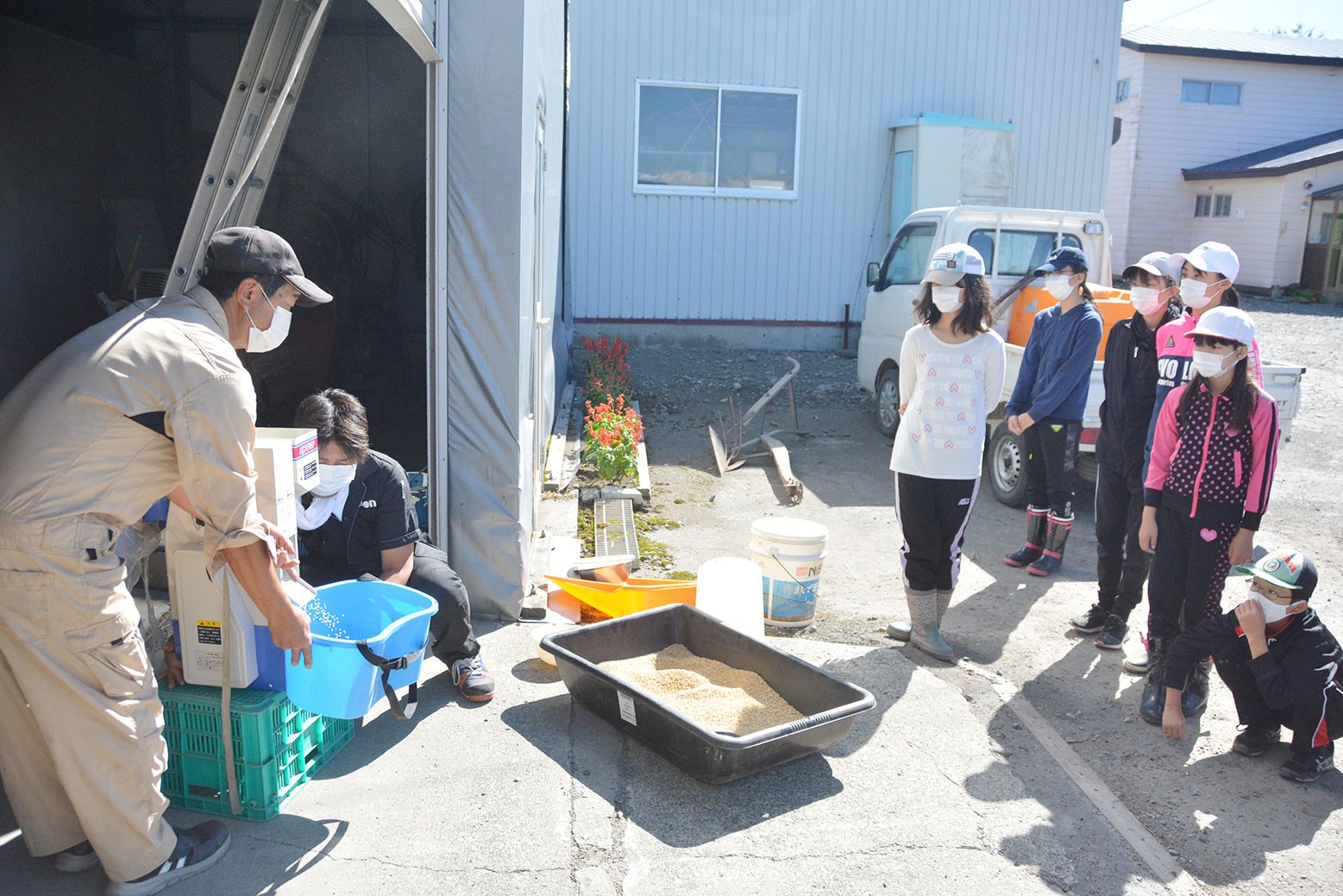 白米になるまでを学ぶ＊角田小学校で稲刈り体験