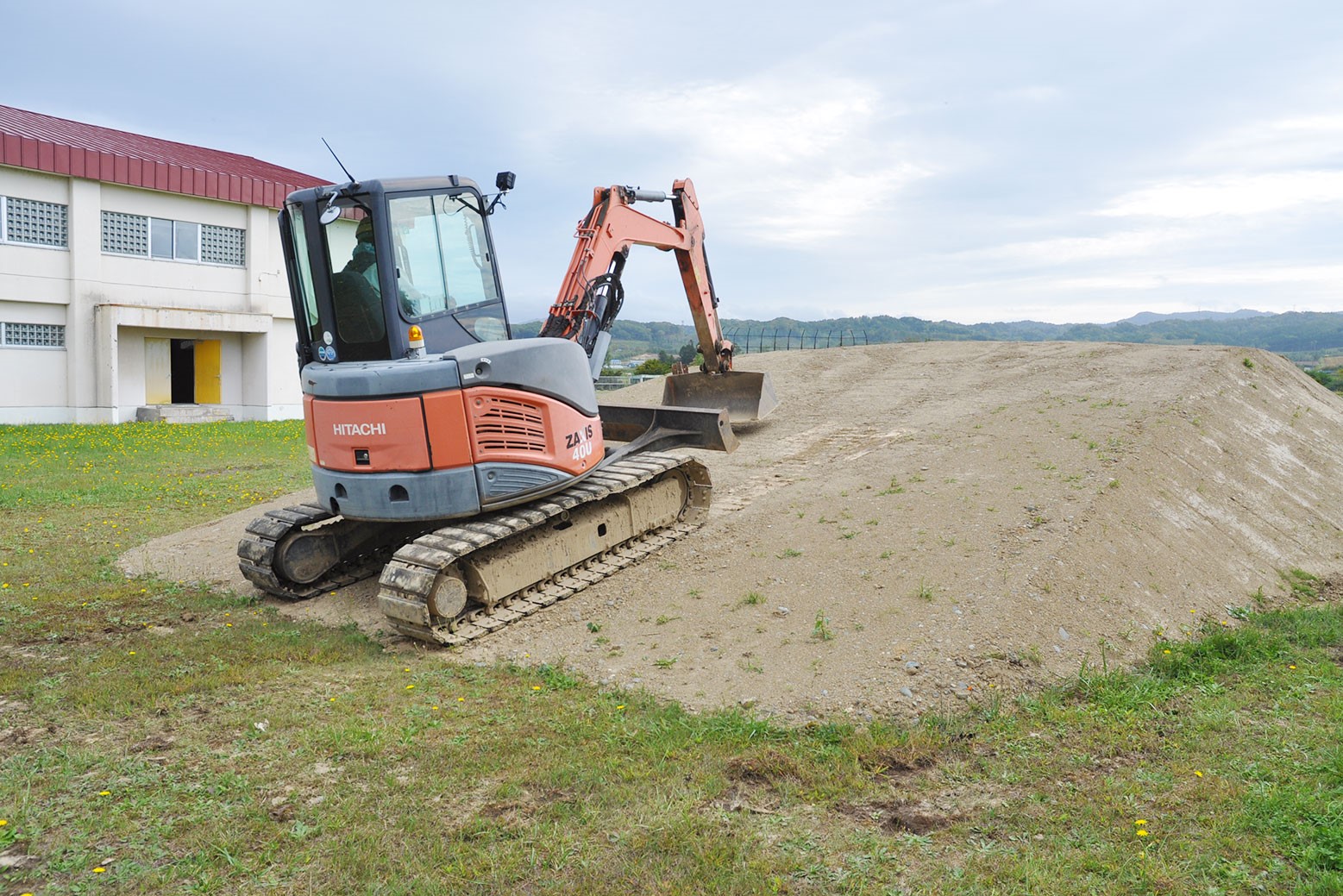 継立小学校で雪山用のつき山を造成　井澤建設株式会社が奉仕活動