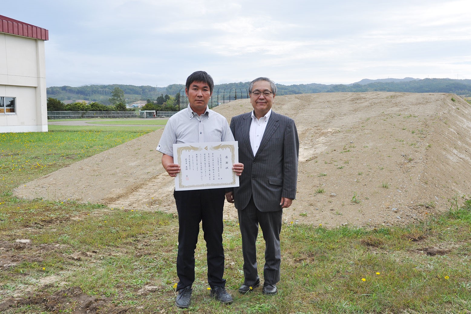 継立小学校で雪山用のつき山を造成　井澤建設株式会社が奉仕活動
