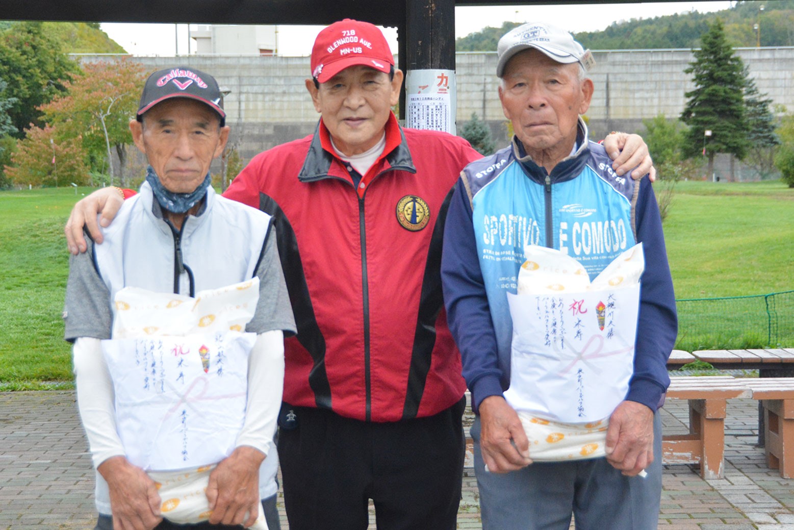 米寿にちなみお米を贈呈＊栗山町パークゴルフ協会
