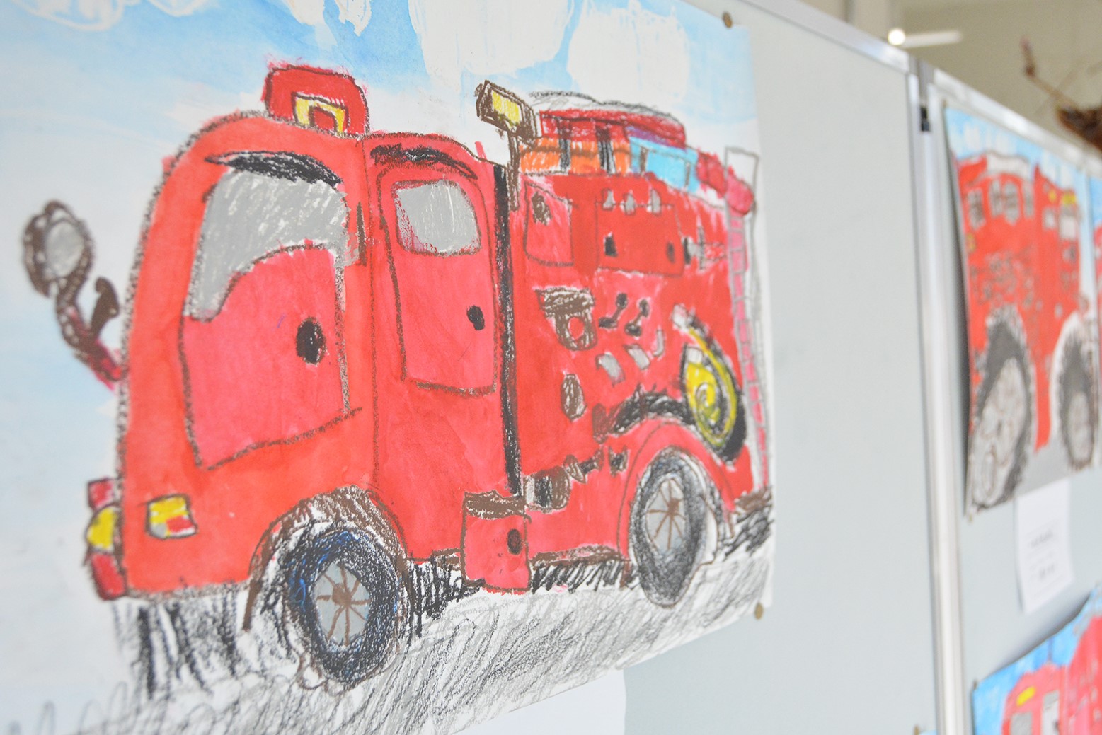 69の消防車がずらり＊火災予防絵画作品展