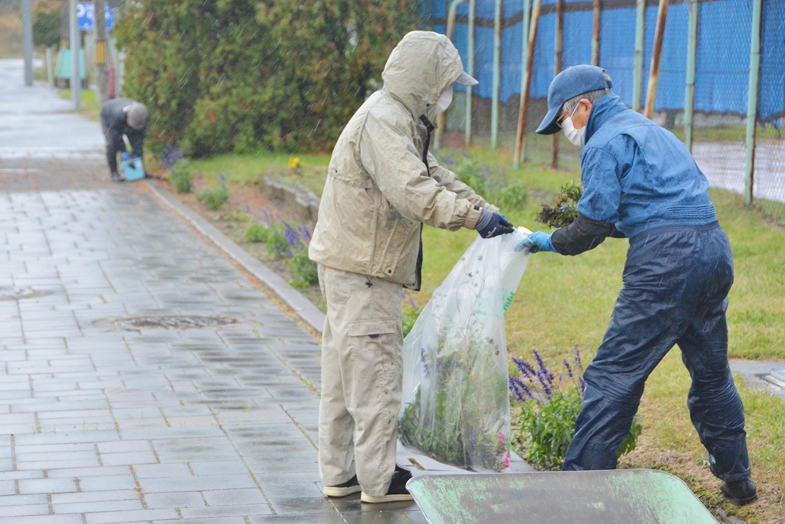 雨模様でもきれいな町に＊秋の全町一斉清掃