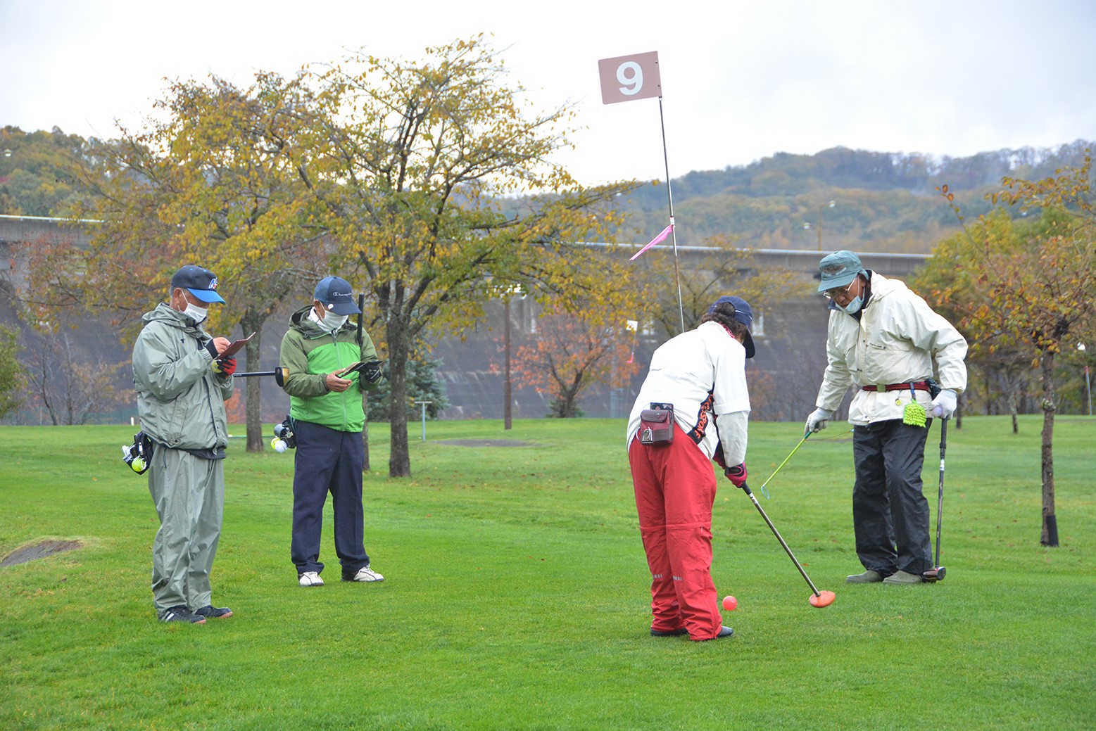 優勝目指しプレーに熱中＊第10回会長杯争奪パークゴルフ大会