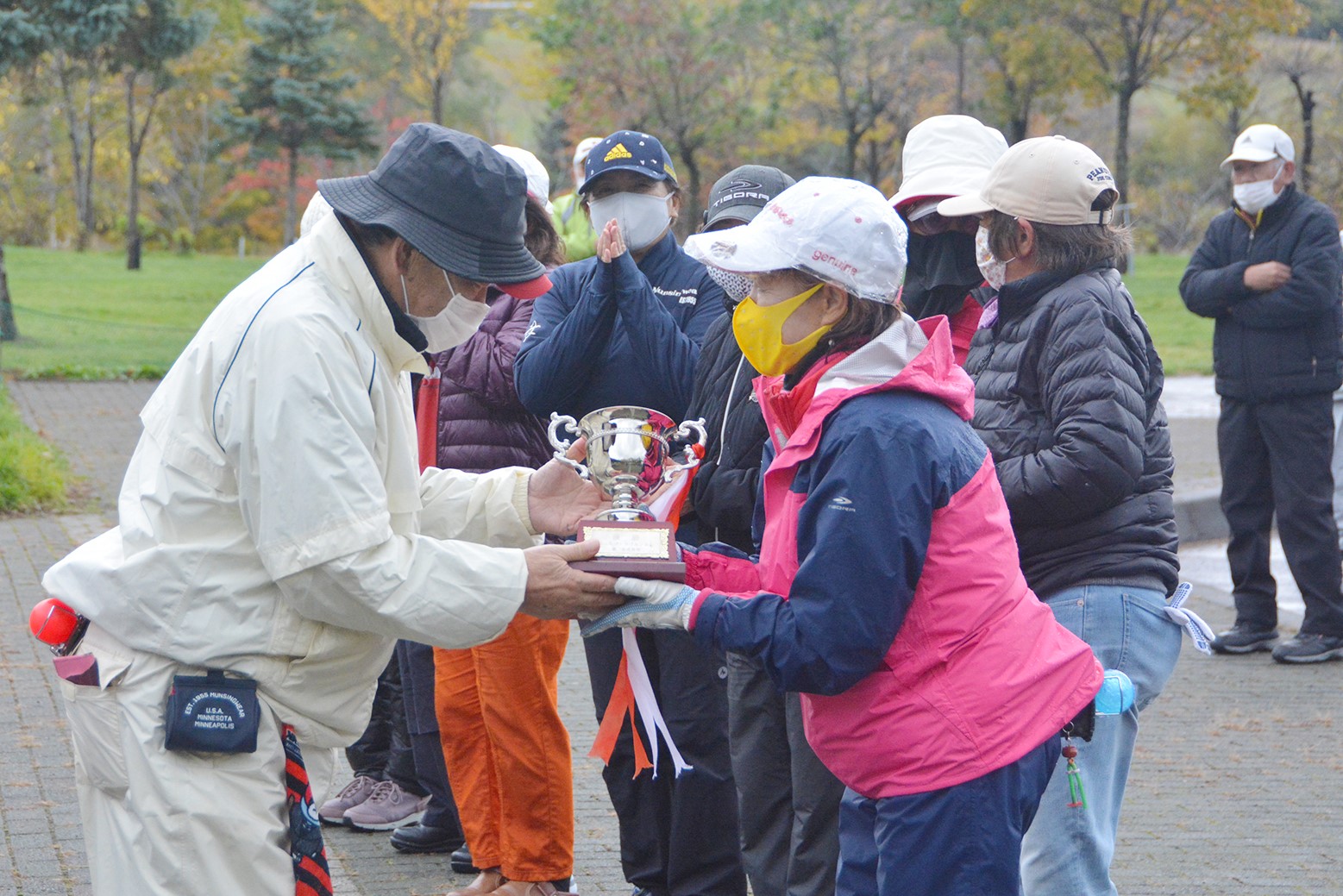 優勝目指しプレーに熱中＊第10回会長杯争奪パークゴルフ大会