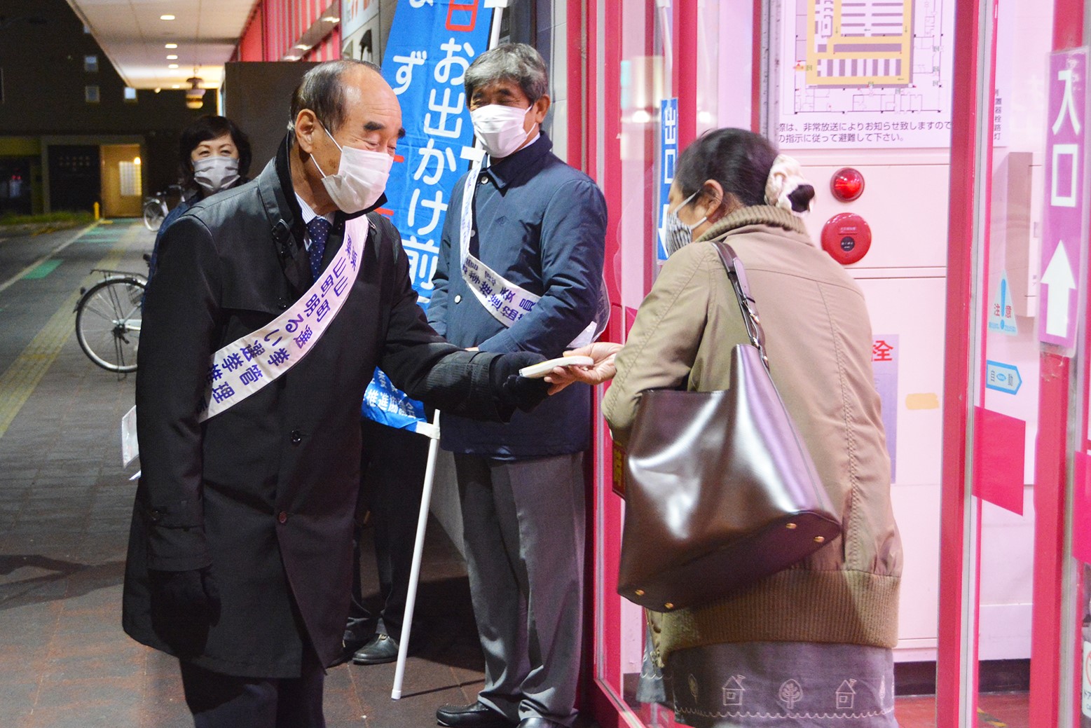 「お出かけ前に投票を」＊選挙管理委員が街頭啓発